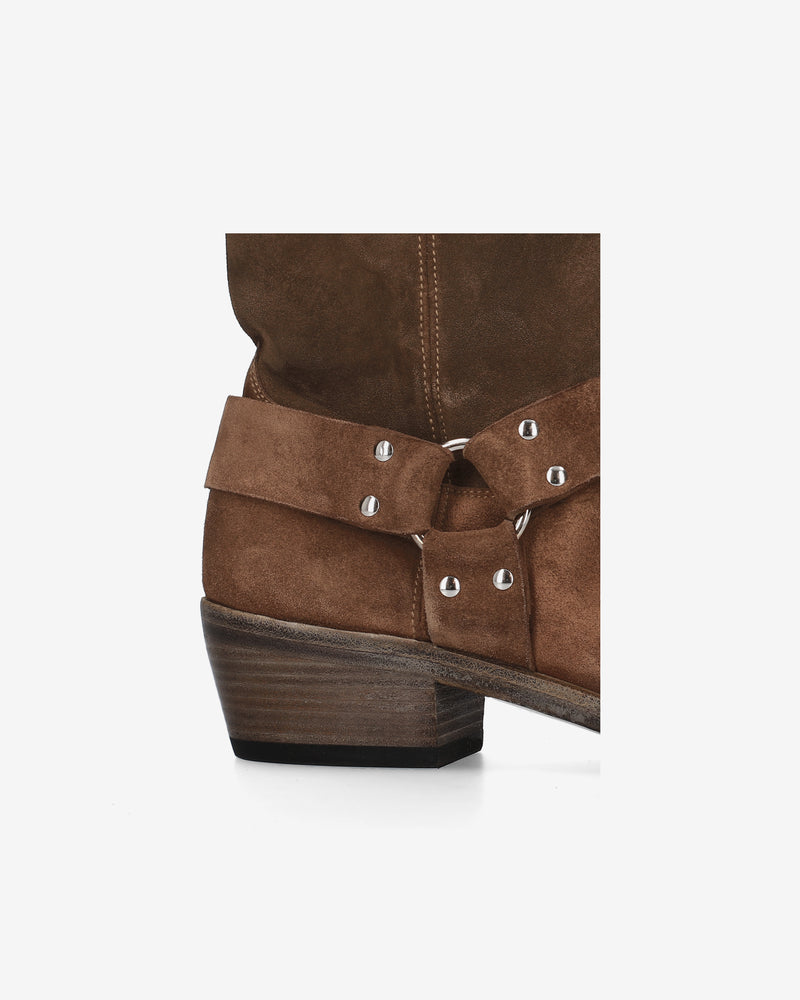 Cigar-colored suede Engineer boots