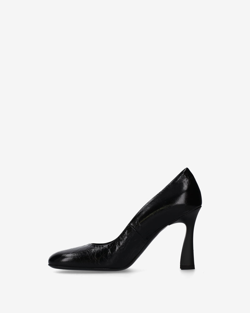 Leather pumps with a sculptural heel